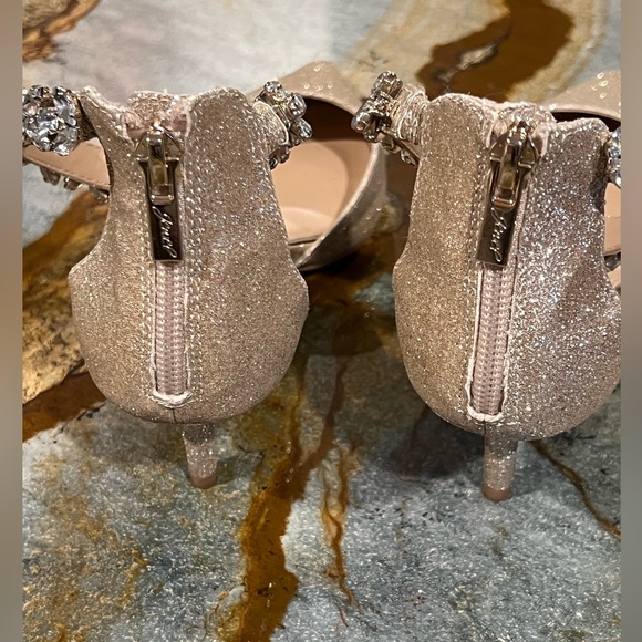 Jewel Badgley Mischka Raleigh Gold 💛 Glitter Closed Toe Zip Kitten Heels 7 1/2” - Picture 4 of 12